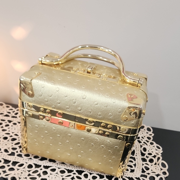 Luxurious Gold Cosmetic Case - Picture 3 of 10